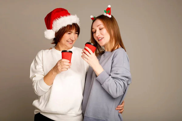 Gelukkig Moeder Dochter Kerstkleding Drinken Thee Koffie Grijze Achtergrond Vakantie — Stockfoto