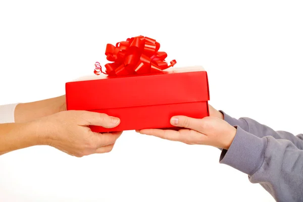 赤いリボンの入った赤いギフトボックスを持った女性の手は 灰色の背景の誰かにプレゼントを与えます 誕生日 バレンタインデー クリスマス 新年のプレゼント おめでとうバックグラウンドコピースペース ストック写真