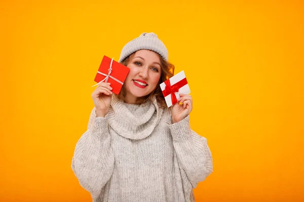 Щаслива Молода Жінка Білому Зимовому Светрі Червоному Капелюсі Санта Клауса Ліцензійні Стокові Фото