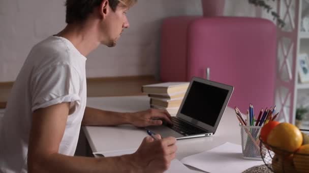 Студент Фрілансер Молодого Чоловіка Який Використовує Ноутбук Який Вивчає Онлайн — стокове відео
