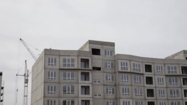 Gündüz vakti gökdelen inşaatı