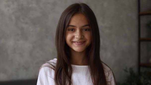 Πορτρέτο Του Νεαρού Όμορφο Κορίτσι Χαμογελώντας Στην Κάμερα Υγιής Έννοια — Αρχείο Βίντεο