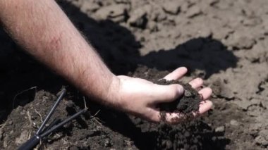 Ekmeden önce insanın eli verimli toprağa değsin.