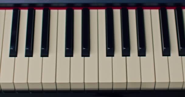 黑色背景的钢琴和钢琴键盘 — 图库视频影像