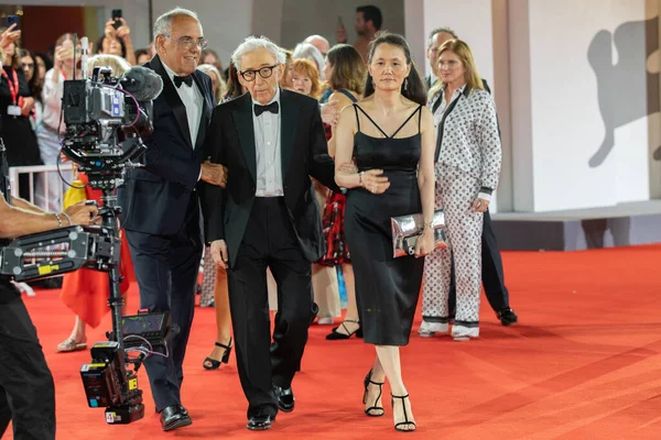 Venecia Italia Septiembre Woody Allen Soon Previn Asisten Una Alfombra Fotos De Stock Sin Royalties Gratis