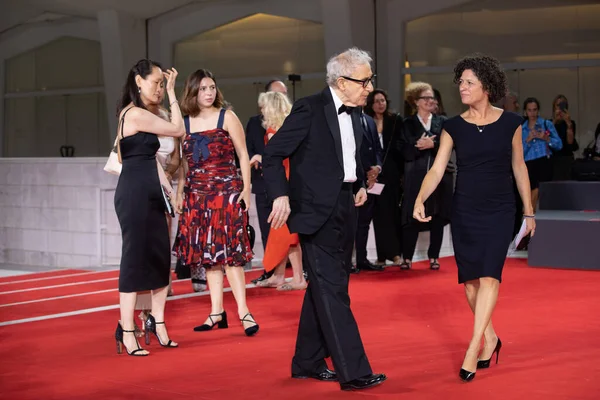在2023年9月4日于意大利威尼斯举行的第80届威尼斯国际电影节上 艾伦和Soon Previn出席了电影 Coup Chance 的红地毯 图库照片