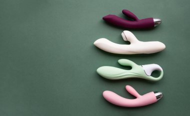 Yeşil arka planda yetişkinler için bir dizi oyuncak.