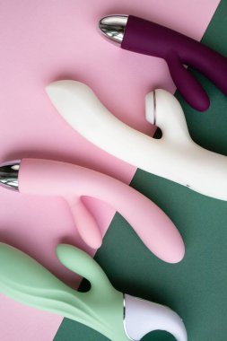 Yeşil ve pembe arka planı olan yetişkinler için bir oyuncak seti.