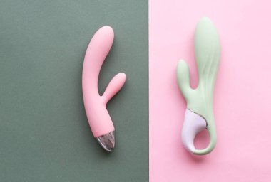 Yeşil ve pembe arka planı olan yetişkinler için bir oyuncak seti.