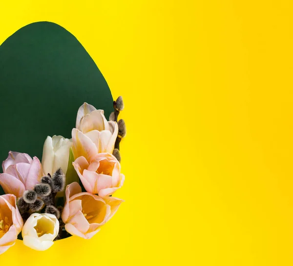 Kreatives Osterlayout Mit Frischen Tulpenblüten Und Blättern Auf Leuchtend Gelbem — Stockfoto