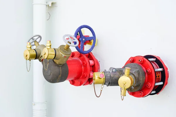 赤い消火栓 白い壁の消火システム — ストック写真
