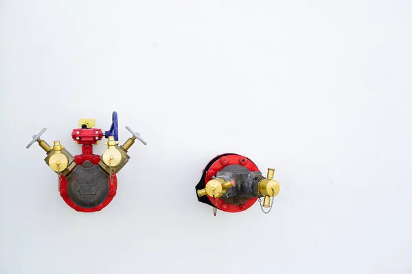 红色消防栓系统 白色墙壁上的灭火系统 — 图库照片