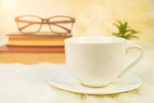 Καφές Κύπελλο Βιβλίο Στοιβάζονται Στο Τραπέζι Ώρα Για Καφέ Πρωί — Φωτογραφία Αρχείου