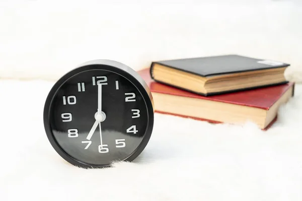 Masaya Yığılmış Siyah Alarm Saatini Kitabı Kapat — Stok fotoğraf