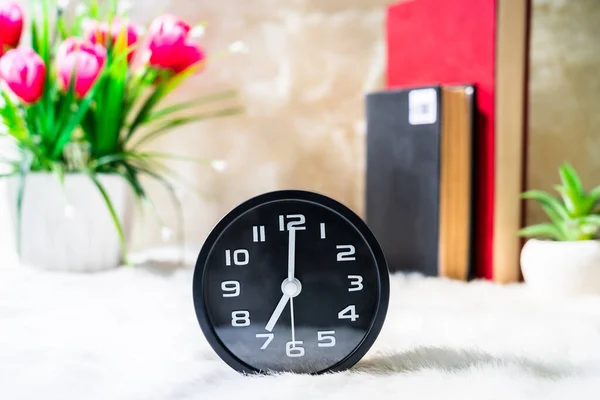 Reloj Despertador Negro Libro Con Flor Rosa Mesa —  Fotos de Stock