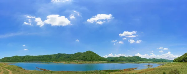 Montañas Paisaje Hermoso Día Soleado Campo Lago Cielo Azul — Foto de Stock