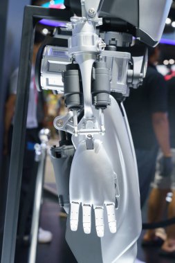 Tesla, Bangkok, Tayland 'da sergilenen insansı robot Optimus prototipini gösteriyor - 05 Aralık 2023