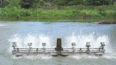 Atık su arıtma için su türbini suyun yüzeyine vurarak sudaki oksijeni arttırır.