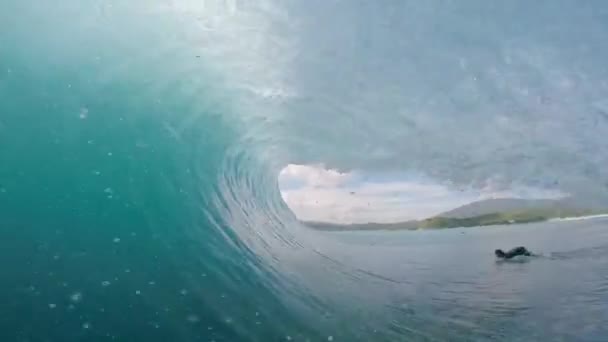 バレルの内側から波が壊れるように眺める サーファーの視点 — ストック動画
