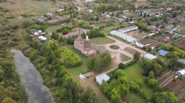 Geleneksel Orichi, Kirov Bölgesi 'ndeki yemyeşil ağaçlar arasında bahçeli kır evlerinin insansız hava aracı görüntüsü