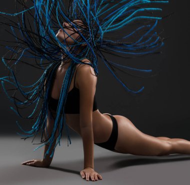 Esmer siyah duvara siyah iç çamaşırı giyiyor mavi dreadlocks ile