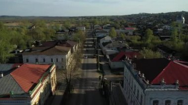 Urzhum kasabasındaki eski kilise ve yerleşim yerlerinin çatıları, Urzhum, Kirov Bölgesi 'nin muhteşem hava manzarası.