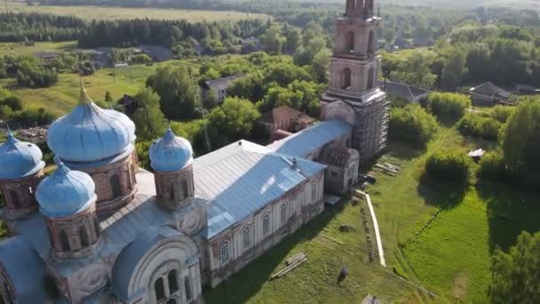 Luftaufnahme Über Der Mittelalterlichen Steinernen Kathedrale Mit Beschädigten Verwitterten Mauern — Stockvideo
