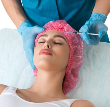 Plastik cerrah onun hasta bir koç yüksek açı yalan güzellik enjeksiyonları yapma vurdu