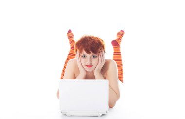 Çizgili çoraplı kız defterine bak ve endişelen.