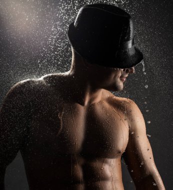 Şapka duş sanatsal portre gömleksiz yakışıklı delikanlı