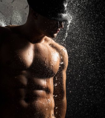 Şapka duş sanatsal portre gömleksiz seksi yakışıklı adam
