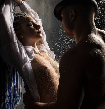 Bir duş çekimde kırpılmış bir samimi an zevk içinde genç seksi çift tr