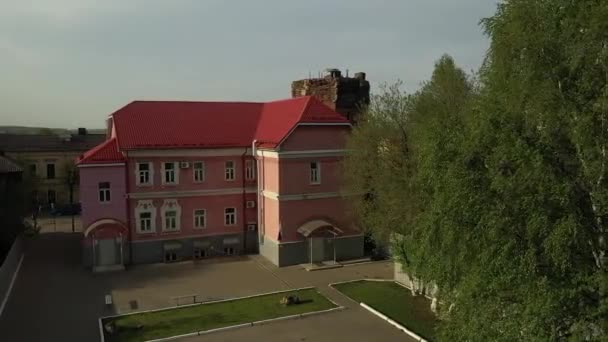 Widok Boku Różowy Murowany Budynek Czerwonym Dachem Białe Wzory Kirov — Wideo stockowe