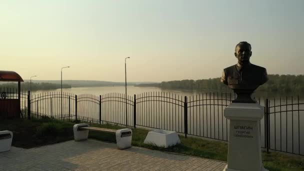 Shpagin Anıtı Yazın Günbatımında Uzun Nehrin Yanında — Stok video