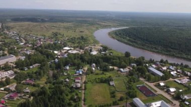 Rusya 'nın Kirov Bölgesi' nde, Nagorsk nehri boyunca uzanan evler ve yeşil ağaçların havadan görünüşü