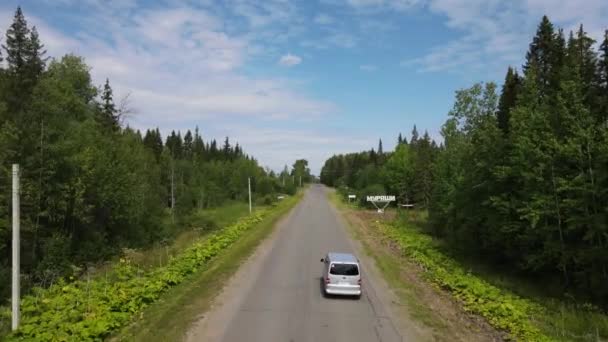 Luftfoto Landdistrikterne Vej Med Bil Passerer Gennem Grønne Træer Vokser – Stock-video