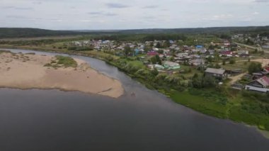 Kirov bölgesinde küçük Podosinovets yerleşim yerlerinde sakin nehir yakınında bulunan yerleşim yerlerinin hava manzarası