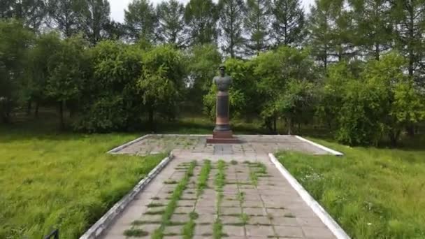 位于基洛夫地区波多希诺韦茨的美丽公园的风景画 夏季有科涅兹石碑和狭窄的小巷 — 图库视频影像