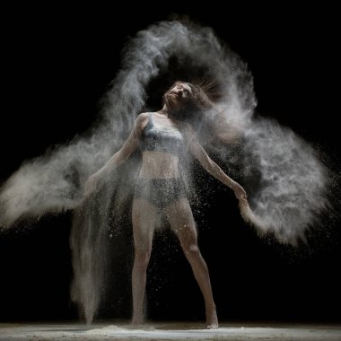 Kadın iç çamaşırı toz karanlık odada dans vurdu