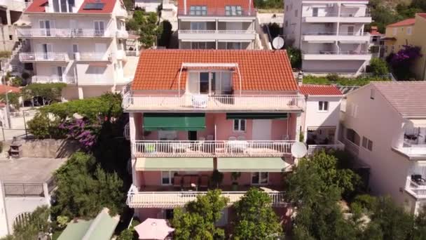 크로아티아의 동일한 주거용 주택에 둘러싸인 빌라의 — 비디오