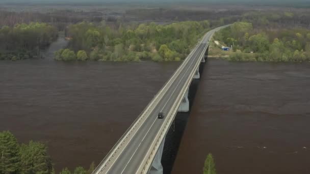 在俄罗斯联邦诺林斯克的Vyatka河上空 无人驾驶飞机飞越大桥 — 图库视频影像