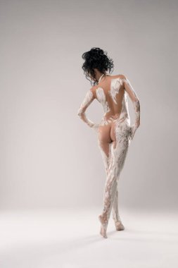 Antik heykel konsepti - Alçıtaşlı seksi çıplak kadın - hafif stüdyo arka planı