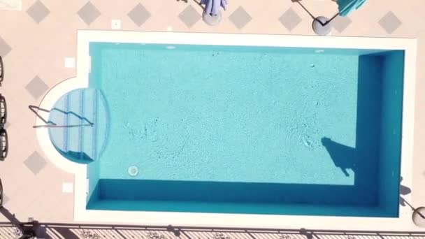 夏の晴れの日にホテルで青いスイミングプールのトップビュー — ストック動画