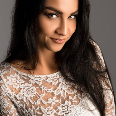 Güzel esmer seductively dantel elbise bel kadar portre seyir