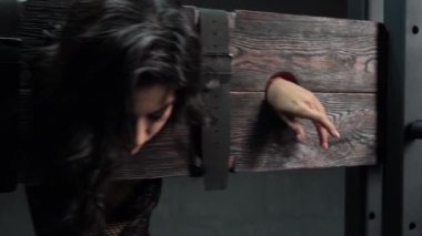 Seksi esmer kadın seks oyunu sırasında bankta kilitli kalmış.