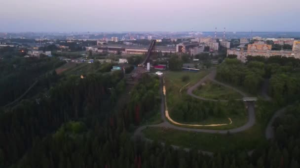 Luchtfoto Van Hedendaagse Stad Met Residentiële Gebouwen Groene Bomen Onder — Stockvideo