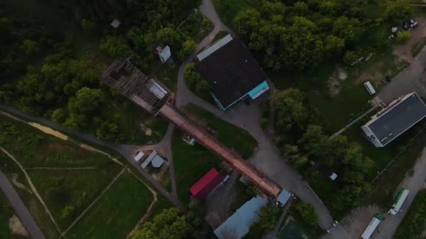 Luftfoto Moderne Bygade Med Grønne Træer Beboelsesejendomme Nærheden Gamle Springbræt – Stock-video