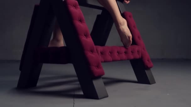 Full Kropp Sensuell Brunett Svarta Underkläder Sitter Röd Sammet Bondage — Stockvideo