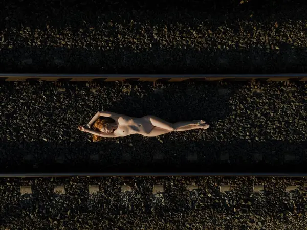 Вид Зверху Гола Жінка Лежить Залізничній Дорозі Сході Сонця Стокове Зображення