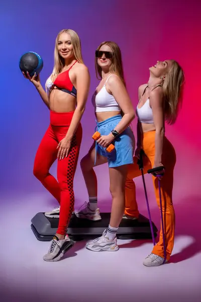 Visão Lateral Corpo Inteiro Mulheres Jovens Alegres Sportswear Sorrindo Olhando Fotos De Bancos De Imagens